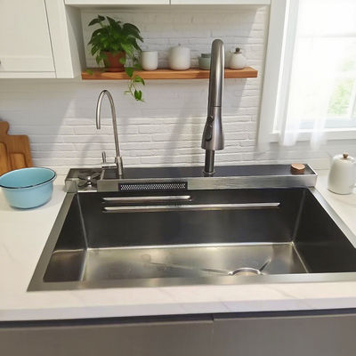 Bồn rửa chén bằng thép không gỉ dưới mặt bàn có bàn chờ